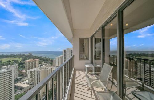 Waikiki Apartamento | Waikiki Banyan High Level Condo with Sea Views & Resort Amenities condo