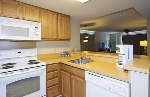 Honolulu Complejo | Waikikian Beach Walk Resort & Spa, Hot Tub, Beach!