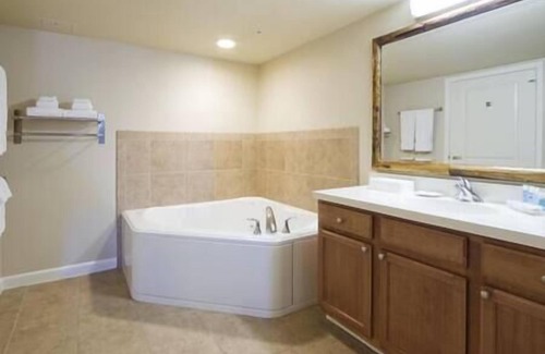 Honolulu Complejo | Waikikian Beach Walk Resort & Spa, Hot Tub, Beach!
