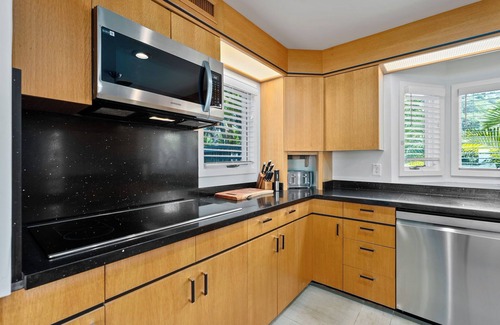 Waialae Iki Ridge Casa | Wailupe Beach Front: Lux Oceanfront w/ Pool, Hot Tub, Beach Access & Stunning Vi