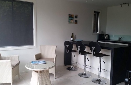 Wainui Apartamento | Wainui Absolute Beachfront Studio Unit
