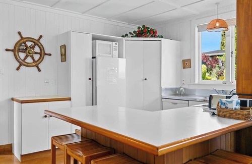 Hilltop Casa | Waipahihi Charm & Tranquillity a timeless part of Taupo overlooking the lake