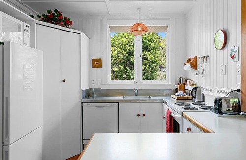 Hilltop Casa | Waipahihi Charm & Tranquillity a timeless part of Taupo overlooking the lake