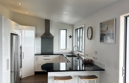 Waipu Cove Casa | Waipu Cove Beach Bach, stunning ocean views and 5 mins walk to the beach