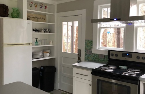 Winston - Salem Cabaña | Área de Wake Forest. Justo a la derecha-2BR, ubicación boscosa, capacidad para 5. Linda.