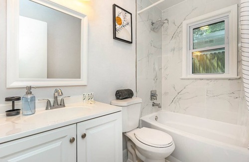 Northeast Virginia Beach Casa | Wake Forest Bungalow - Suite B