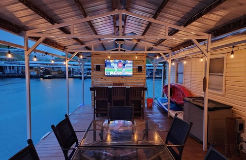Big Creek Casa | WAKE N' UP (Floating House @ Whitman Hollow)