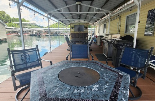 Big Creek Casa | WAKE N' UP (Floating House @ Whitman Hollow)