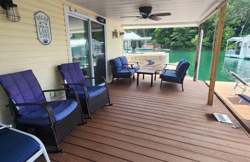 Big Creek Casa | WAKE N' UP (Floating House @ Whitman Hollow)