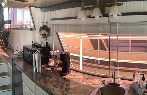 Port Clinton Alquiler De Eote | Wake up ON the lake aboard Island King