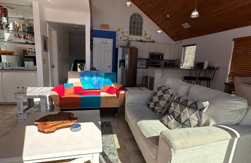Dunnellon Casa | Wake up to river views:dreamy 4 bedrooms escape by the city beach in Dunnellon.