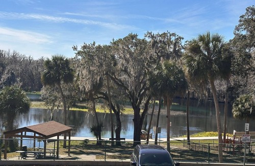 Dunnellon Casa | Wake up to river views:dreamy 4 bedrooms escape by the city beach in Dunnellon.