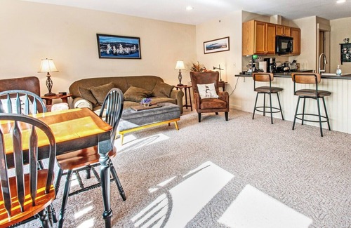 Carrabassett Valley Condominio | Wake Up to Ski Runs, Wind Down by the Fire