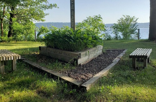 Pepin Cabina | Wake up to views of Lake Pepin & enjoy beachfront access + waterfront amenities