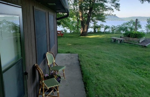Pepin Cabina | Wake up to views of Lake Pepin & enjoy beachfront access + waterfront amenities