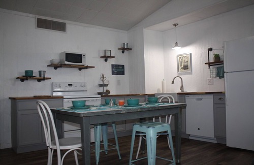 Andersonville Casa | ¡Despierta con el lago como tu patio delantero! 3bd / 1bth con acceso a tierra y deslizamiento de barco