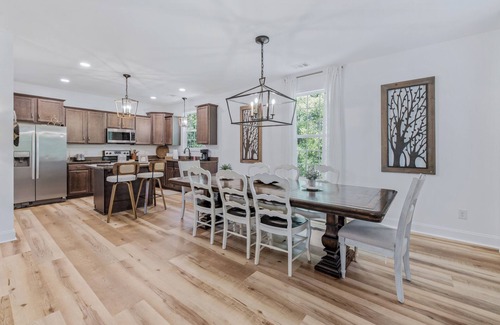 Salem Casa | Wakeboard Run on Lake Keowee- with dock + Firepit + sleeps 14