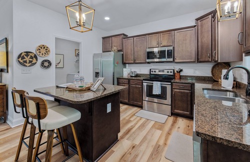 Salem Casa | Wakeboard Run on Lake Keowee- with dock + Firepit + sleeps 14
