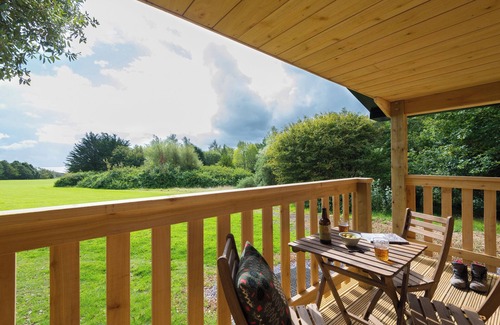 Llantwit Major Cabaña | WALDEN LODGE, family friendly, with open fire in Llantwit Major