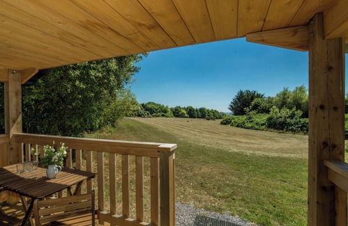 Llantwit Major Cabaña | WALDEN LODGE, family friendly, with open fire in Llantwit Major