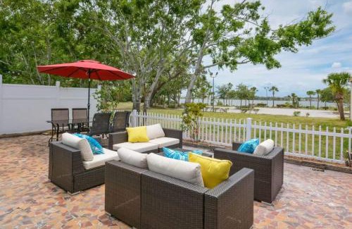 Smith's Memento Casa | Walk 2 Beach & Ocean Center 60' Driveway