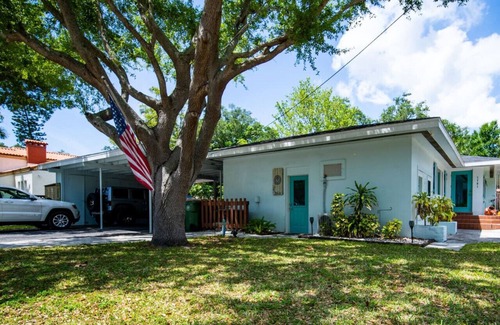 Bradenton Condominio | Walk 2 Restaurants-King Bed-Near Beaches & IMG.