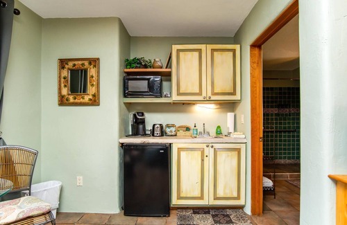 Uptown Sedona Hotel | Camine una cuadra hasta Uptown (nuestro centro) hasta las principales tiendas, tours, restaurantes.