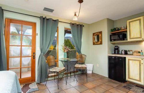Uptown Sedona Hotel | Camine una cuadra hasta Uptown (nuestro centro) hasta las principales tiendas, tours, restaurantes.