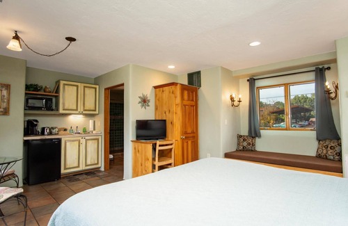 Uptown Sedona Hotel | Camine una cuadra hasta Uptown (nuestro centro) hasta las principales tiendas, tours, restaurantes.