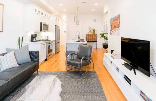Cardozo Apartamento | Walk Along U Street Corridor from a Chic Condo!