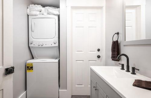 Columbus Casa | Walk/Bike everywhere from this Historic Chic Studio