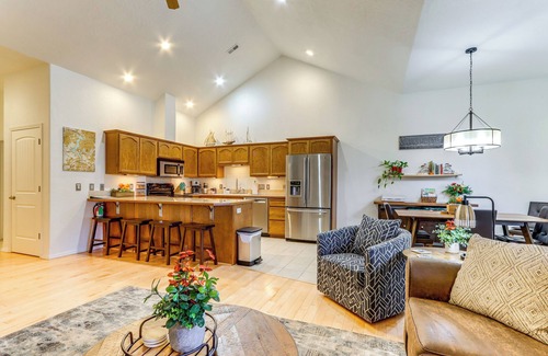 Coeur d'Alene Condominio | ¡NUEVO! Moderno Coeur D'Alene Condo, a pie del centro!