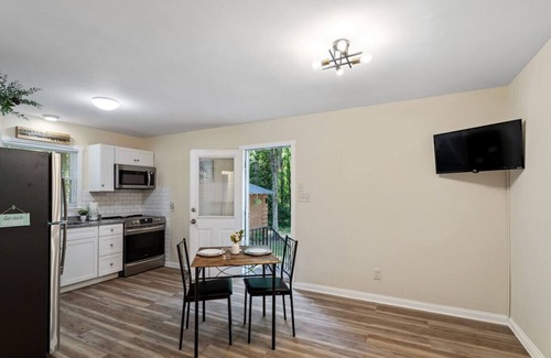Fuquay-Varina Casa | Walk Downtown - Private Retreat w King Bed