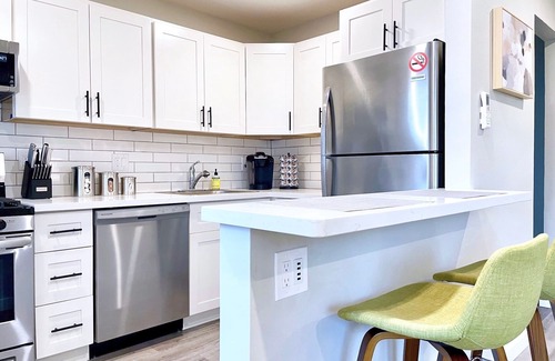 Walnut Creek Apartamento | Walk Downtown Work Here + Desk + Fast WiFi King Bed Remodeled Kitchen
