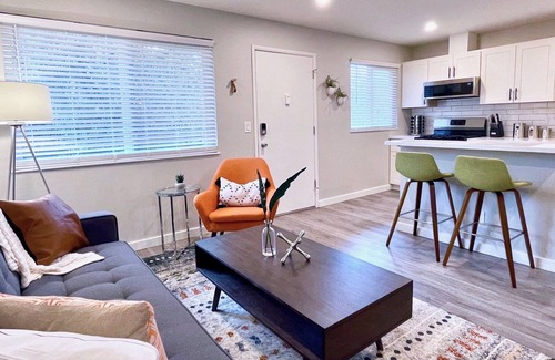 Walnut Creek Apartamento | Walk Downtown Work Here + Desk + Fast WiFi King Bed Remodeled Kitchen