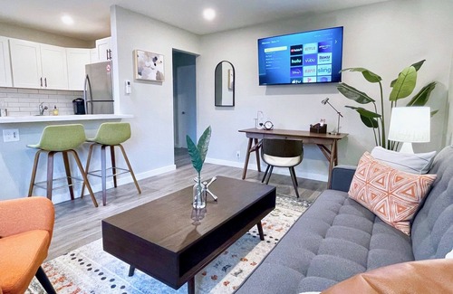 Walnut Creek Apartamento | Walk Downtown Work Here + Desk + Fast WiFi King Bed Remodeled Kitchen