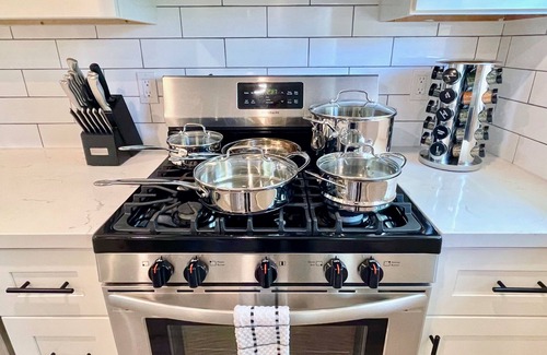 Walnut Creek Apartamento | Walk Downtown Work Here Fast WiFi Parking King Bed New Kitchen