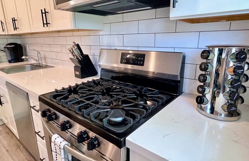 Walnut Creek Apartamento | Walk Downtown Work Here Fast WiFi Parking King Bed New Kitchen