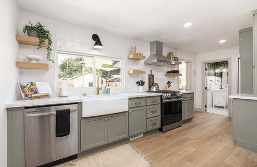 Exeter Casa | Walk DT Exeter, Drive to Sequoia - School House