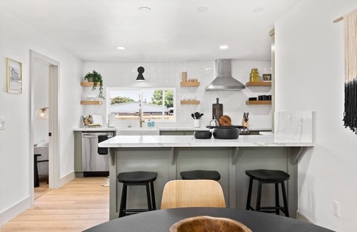 Exeter Casa | Walk DT Exeter, Drive to Sequoia - School House