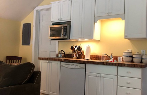 Suttons Bay Apartamento | Camine por todas partes en el adorable pueblo de Suttons Bay.