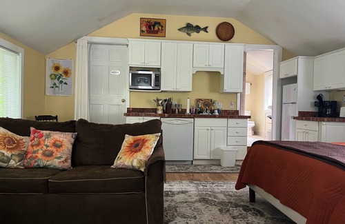 Suttons Bay Apartamento | Camine por todas partes en el adorable pueblo de Suttons Bay.