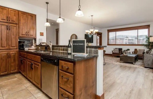 Coeur d'Alene Condominio | Walk Everywhere! Modern Condo with Grand Deck