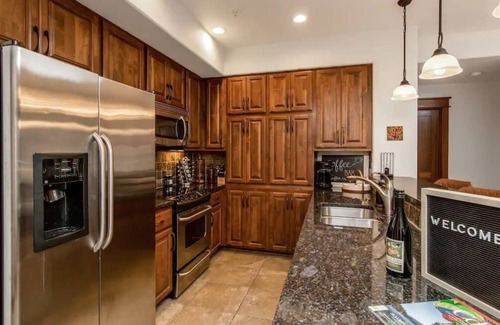 Coeur d'Alene Condominio | Walk Everywhere! Modern Condo with Grand Deck