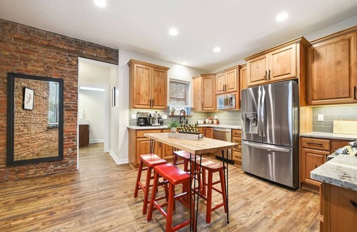 Lawrenceville Casa | Walk Everywhere★Custom Remodel★Off-Street Parking