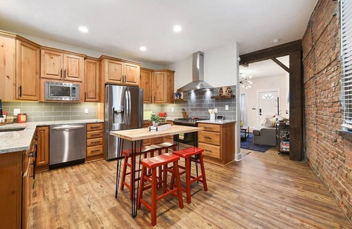 Lawrenceville Casa | Walk Everywhere★Custom Remodel★Off-Street Parking