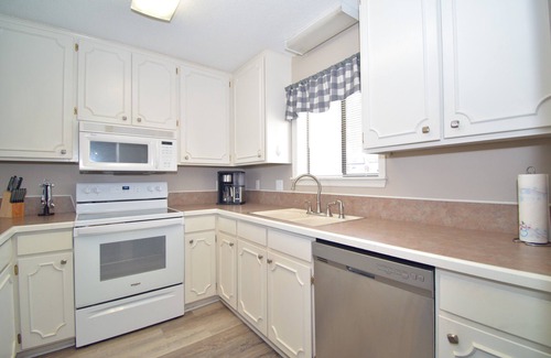 Fairfield Bay Condominio | Walk in, 2 bed 2 bath Condo, Pool access, Tennis courts, and Close to Marina.