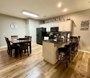 Hollister Apartamento | Walk-in level Condo B-6 Near Lake
