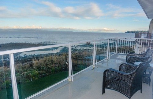 Regional District of Nanaimo Casa | Walk on waterfront home in Qualicum Beach