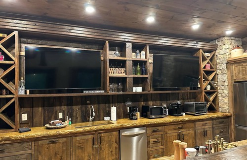 Mineral Bluff Cabina | Walk out to the Toccoa- Luxury Riverfront. Hot tub